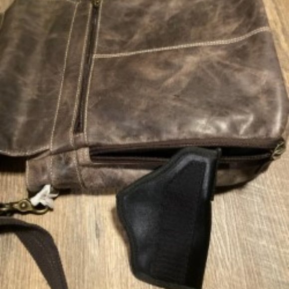 GUN TOTE'N MAMAS Brown leather concealed carry messenger bag - Picture 7 of 9
